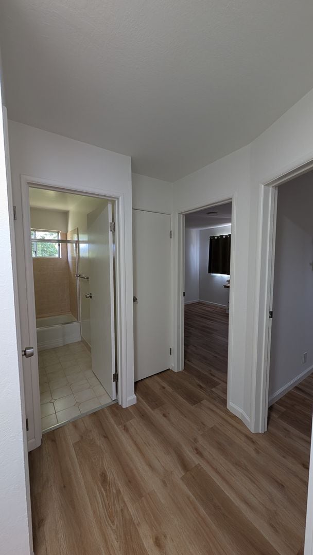 Building Photo - Modern Top Floor Condo, Newly Remodeled -U...