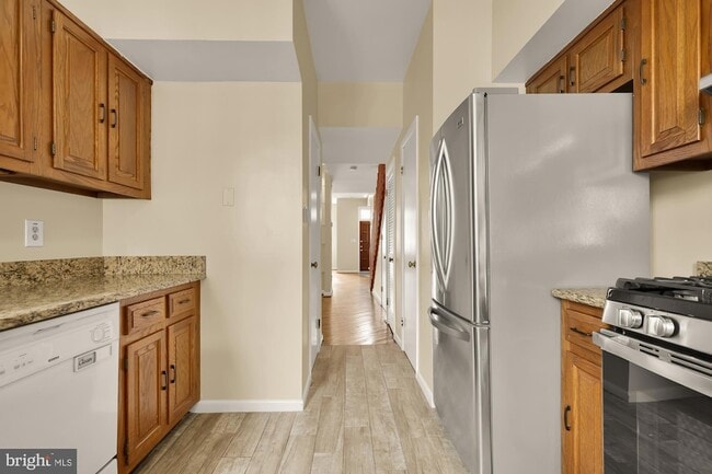 Building Photo - 650 E Street NE Unit A