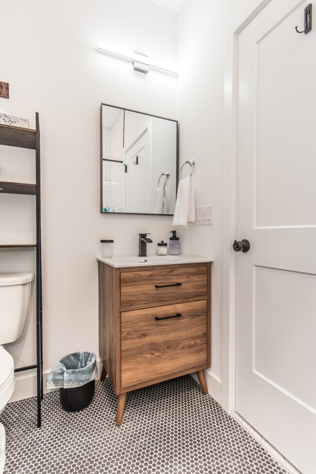 Building Photo - 2435 Master St