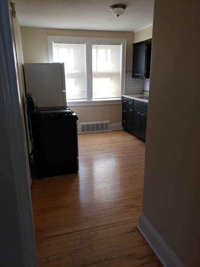 Building Photo - 2902 E Van Norman Ave