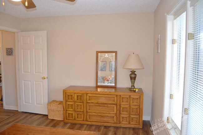 Building Photo - East Gate Area | Home | Furnished