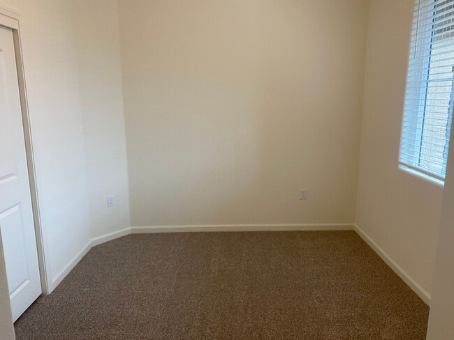 Building Photo - Newer 3 Bedroom 2 Bathroom Home in Tulare!