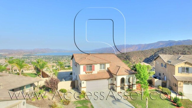 Building Photo - Large 4 Bed/3 Bath Home with an Incredible...