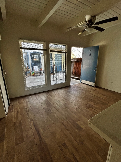 Building Photo - 1909 Beachwood Dr