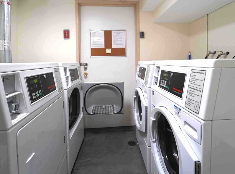 Building Photo - 176 Maple Ave