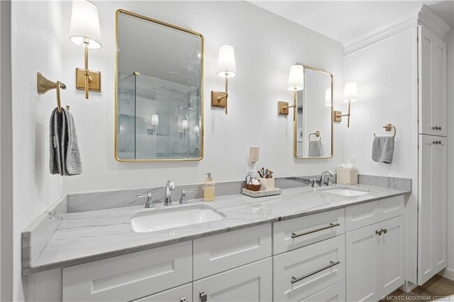 Building Photo - 150 SE Four Winds Dr