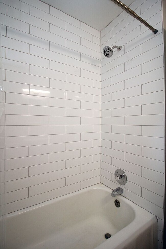 Building Photo - 6836 N Greenwich Ave