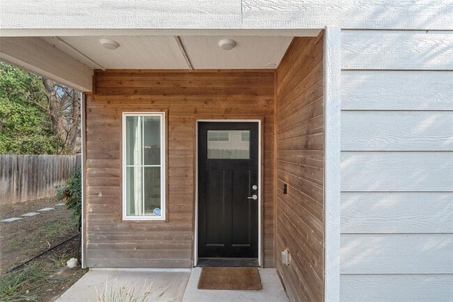 Building Photo - 1003 Fiesta St