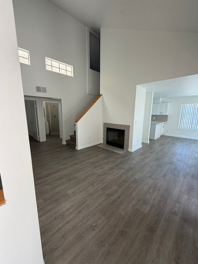 Building Photo - 800 N June St