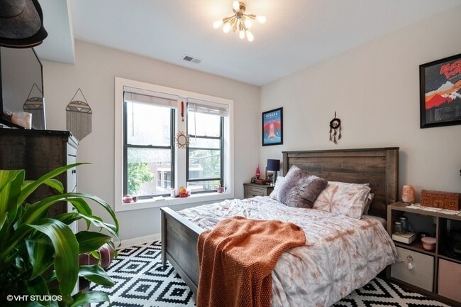 Building Photo - 3550 N Racine Ave