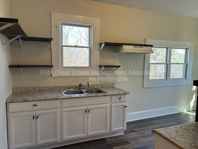 Building Photo - 631 W Poplar St