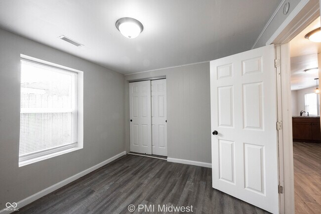 Building Photo - 955 N Traub Ave