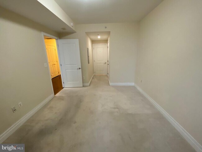 Building Photo - 8220 Crestwood Heights Dr