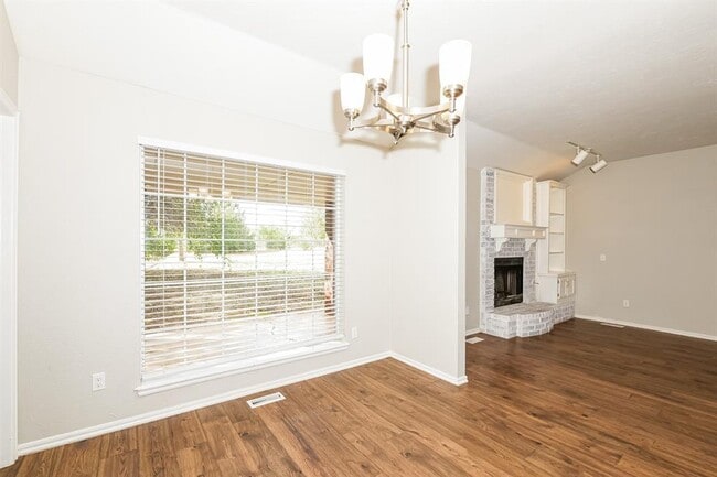 Building Photo - 703 Badger St NE