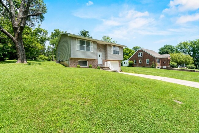 Building Photo - Three Bedroom House Close To Campus