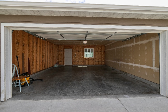 Building Photo - 979 Twin Lakes Ave