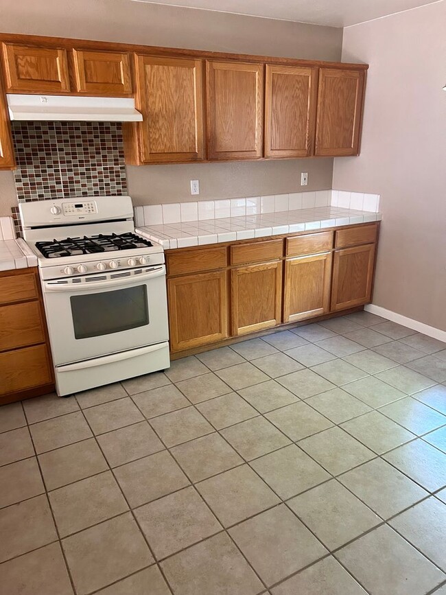 Building Photo - 3 Bedroom/2 Full Bathrooms Stockton