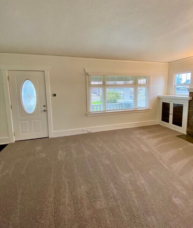 Building Photo - 15721 Main St E