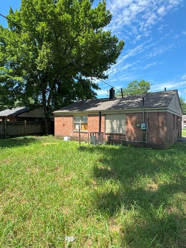 Building Photo - 1604 Echles St