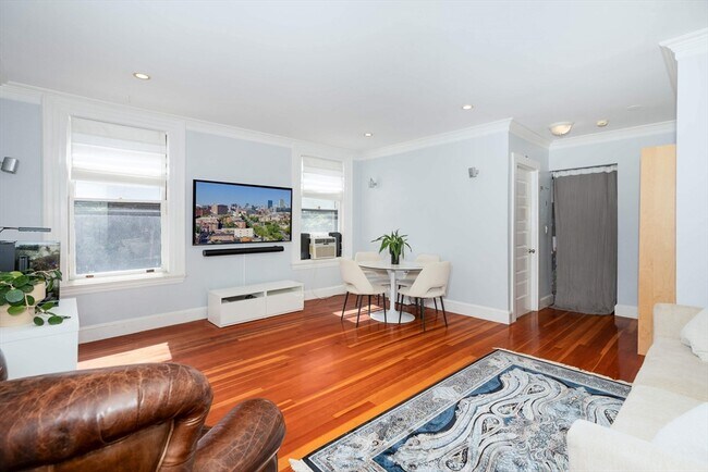 Building Photo - 1064 Beacon St