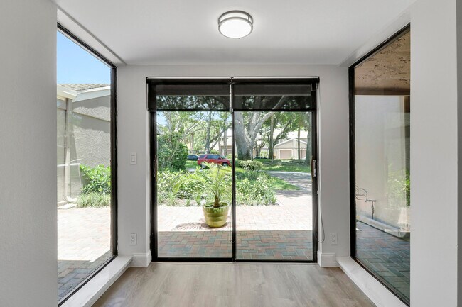Building Photo - 6680 Thornhill Ct