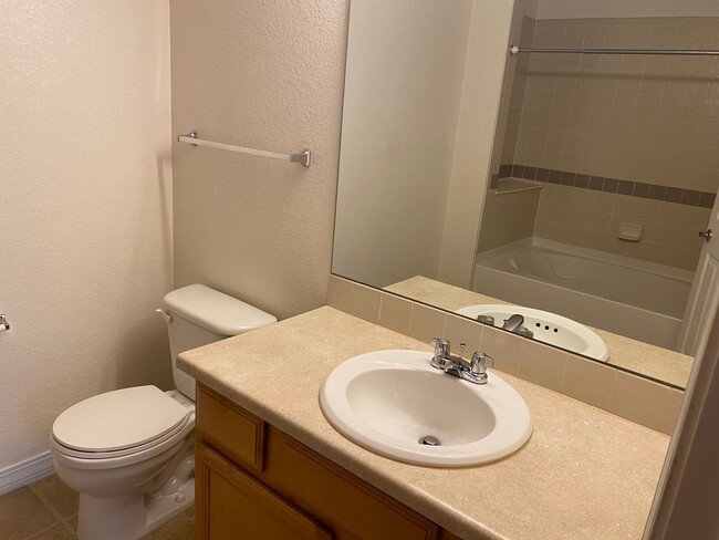 Building Photo - Updated upper floor condo with great south...