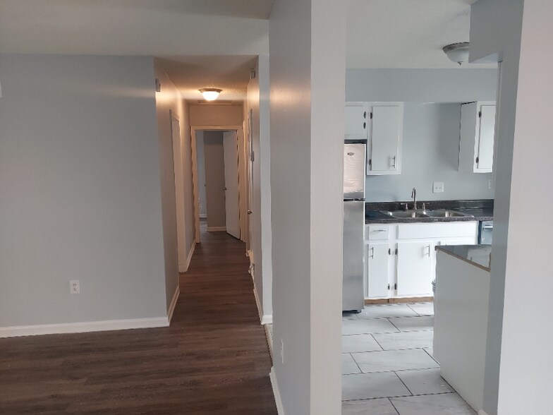 Building Photo - 797 Cavalier Dr