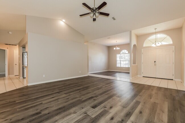 Building Photo - 910 Clearcreek Dr