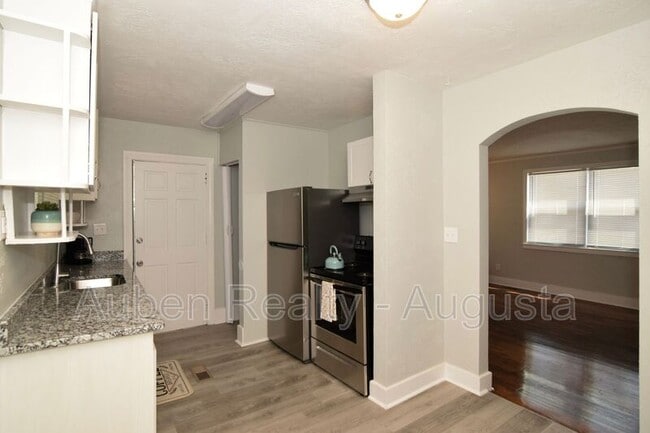 Building Photo - 1549 Heath St