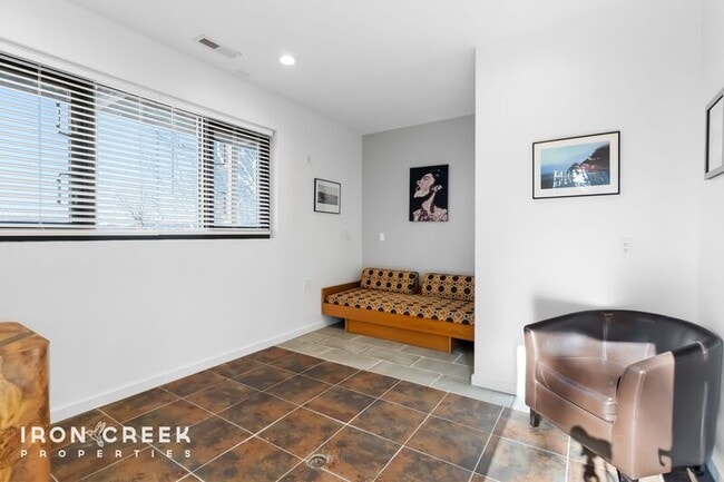 Building Photo - 910 Rockhold Dr