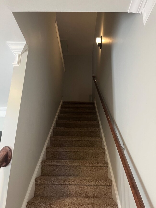 Building Photo - "Charming 2-Bed Townhouse Retreat with 2.5...