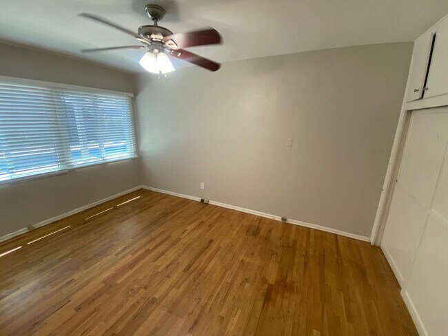 Building Photo - Great Location, Beautiful Pool! (Lease out...