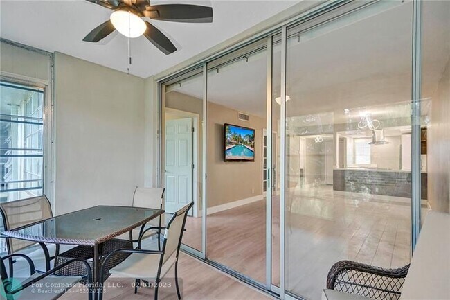 Building Photo - 3051 S Palm Aire Dr