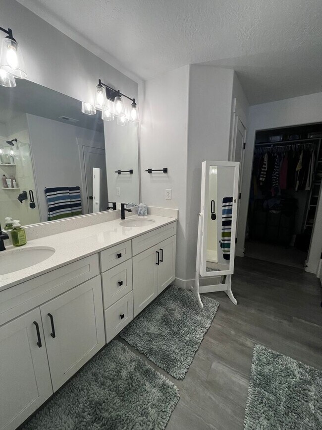 Building Photo - Beautiful Vinyard Townhouse