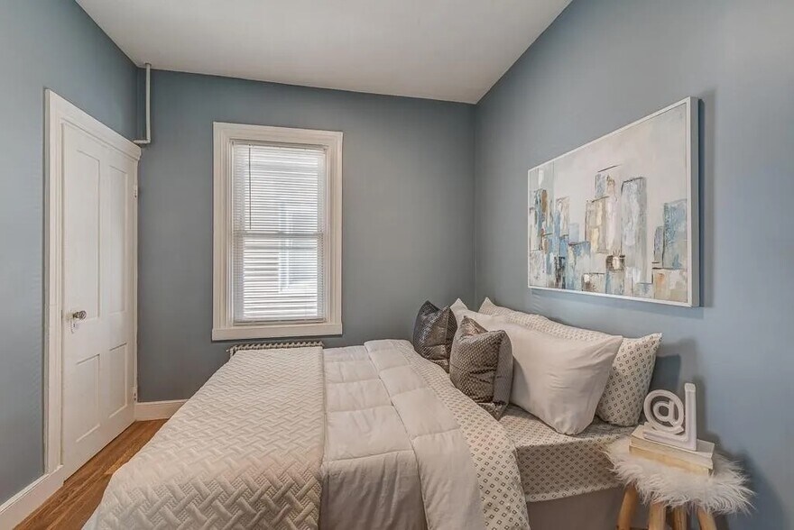 second bedroom - 130 Sutton St