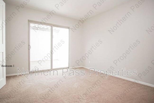 Building Photo - 4200 Camelot Heights Dr