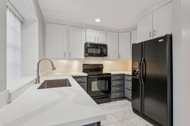 Building Photo - Beautiful 2 Bedroom