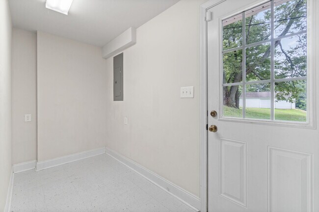 Building Photo - 370 Rossview Rd