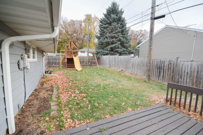 Building Photo - Gorgeous NE Rochester home with TONS of sp...