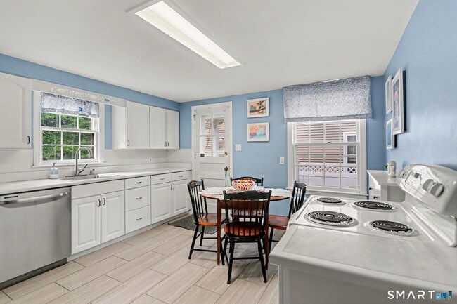 Building Photo - 40 Oakwood Dr