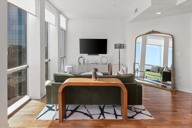 Building Photo - 500 Throckmorton St