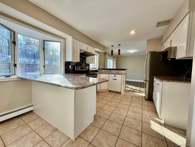 Building Photo - 33 Pilgrim Dr