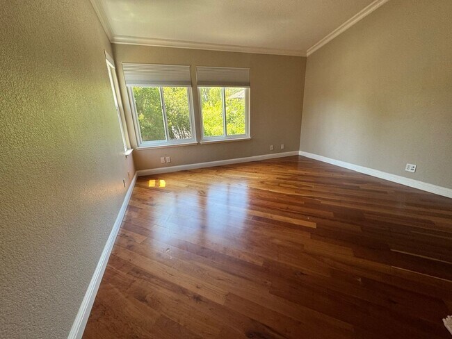 Building Photo - Fully remodeled home, Pet friendly with A/...