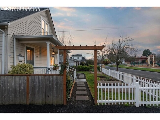 Building Photo - 310 N School St