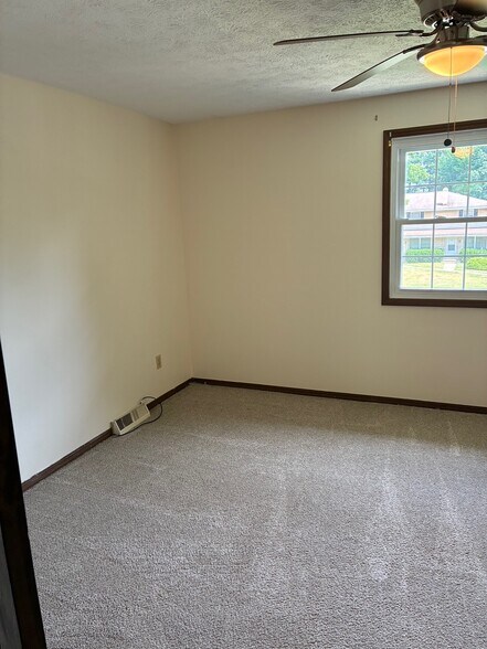 Building Photo - 2934 Thackeray Ave NW