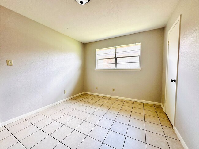 Building Photo - 1009 Mccall Ave