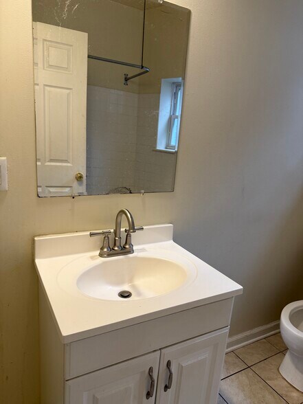Sink - 906 Whitelock St