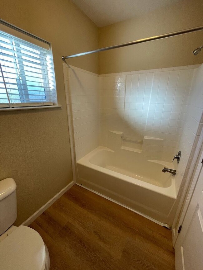 Building Photo - Quiet, spacious property!