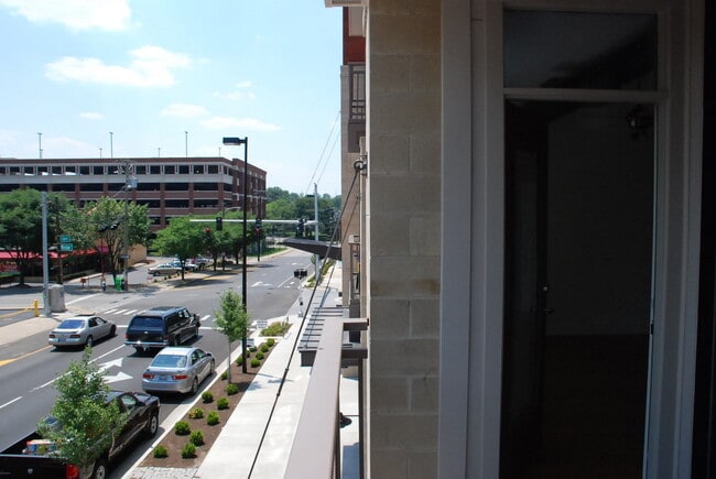 Building Photo - Center Court
