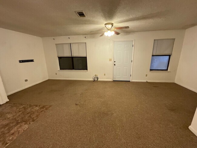 Building Photo - 2/1 Apartment in Chipley with Water, Sewer, Garbage, & Lawn Maintenance Included!